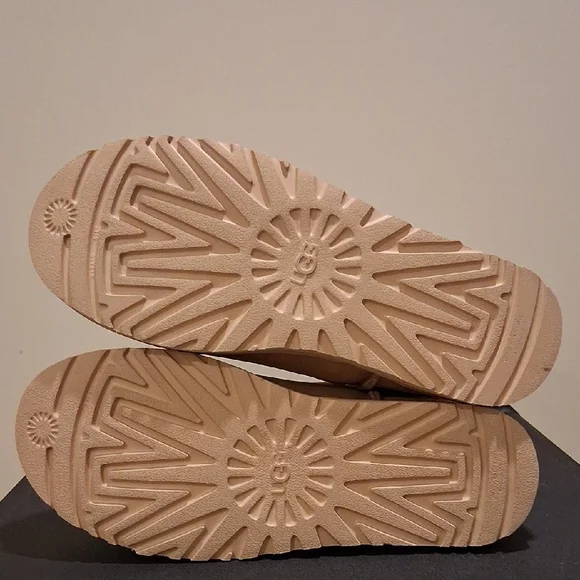 UGG Classic Short II with Amb Boots (Color: Creme) - Picture 14 of 16